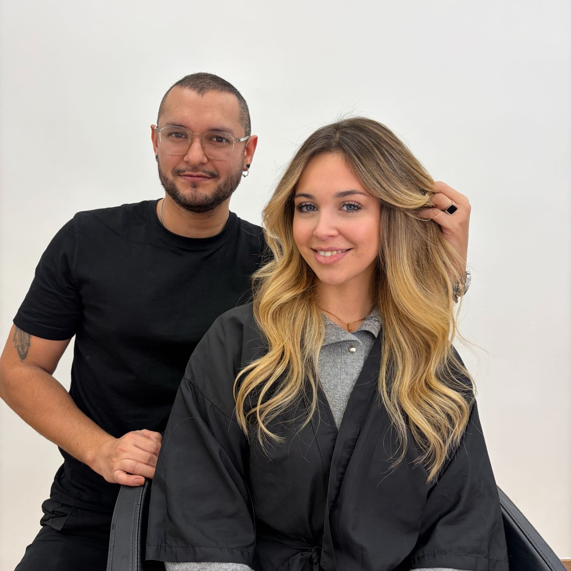 Andres junto a una clienta después de un trabajo de balayage