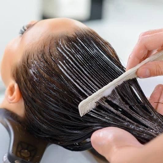 Aplicación de tratamiento capilar profesional