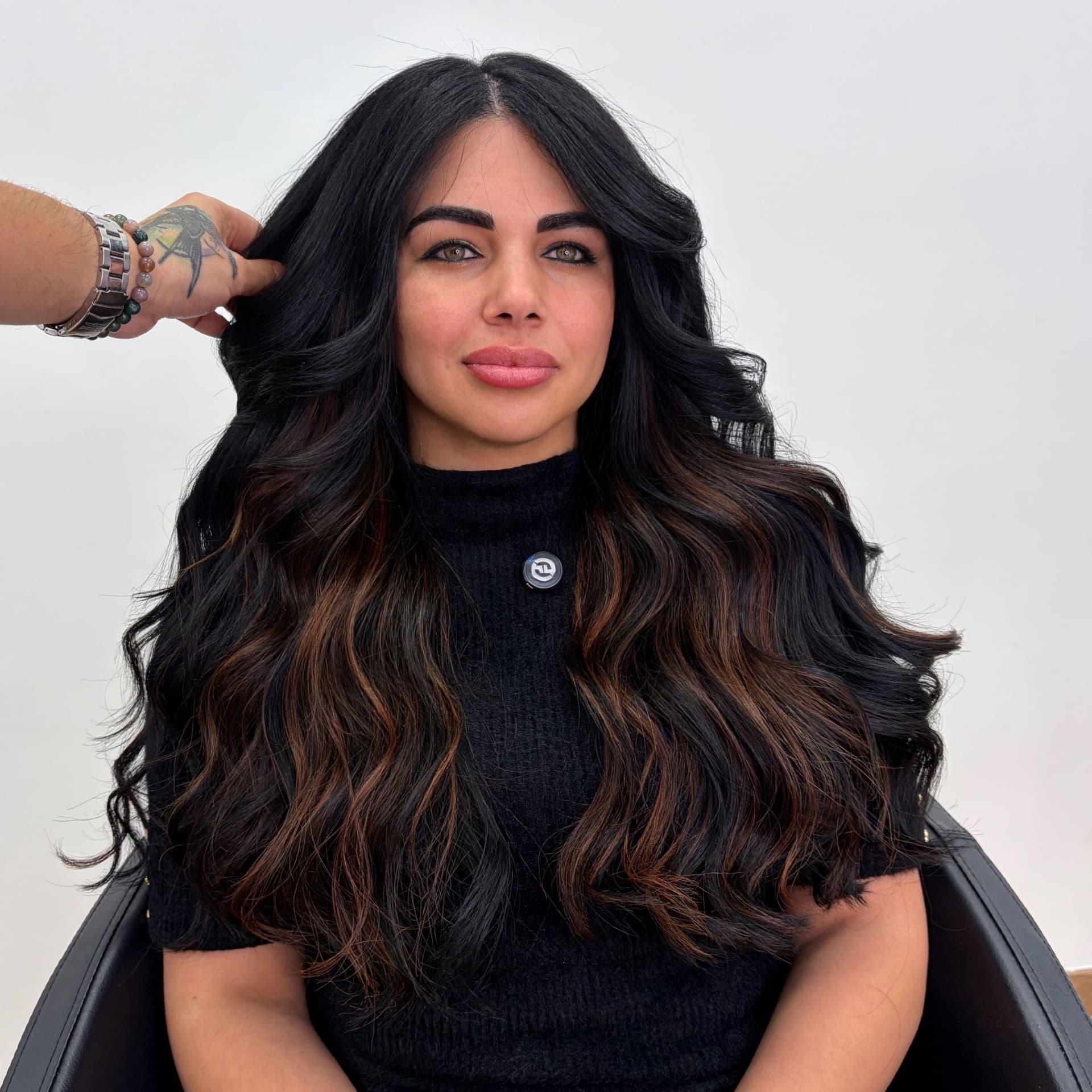 Melena larga oscura con ondas y acabado brillante realizada en Andres Espitia Peluquería